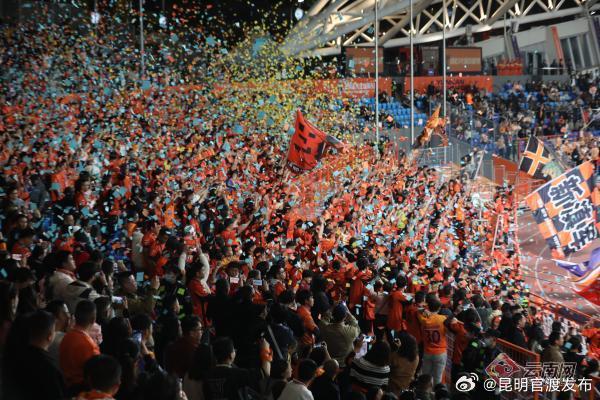 观众热情迎来世界级足球赛事的句子 观众热情迎来世界级足球赛事的句子